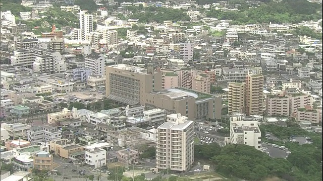 这是日本那霸市政厅和市中心的鸟瞰图。视频素材