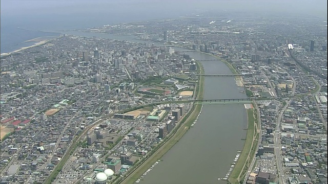 信野河流经日本新泻。视频素材