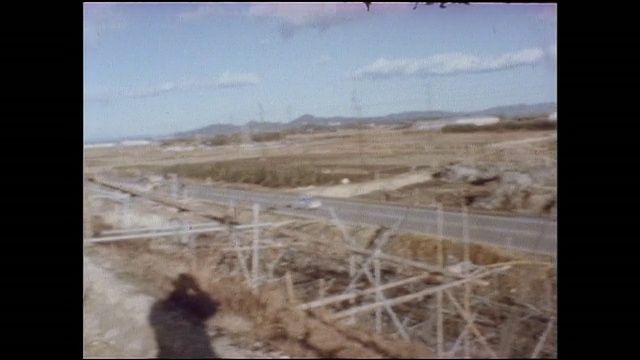 在日本小木市，一条公路穿过富美高速公路的建筑区。视频素材