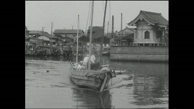 海上农民把他们的船驶向大森海岸的紫菜农场。视频素材