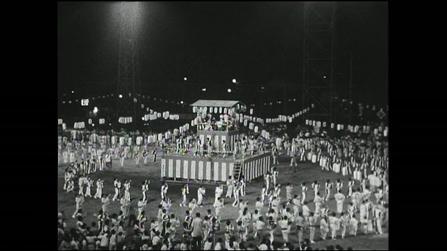 Japan-U.S。亲善节日舞者在舞台上和运动场上表演，观众观看。视频素材