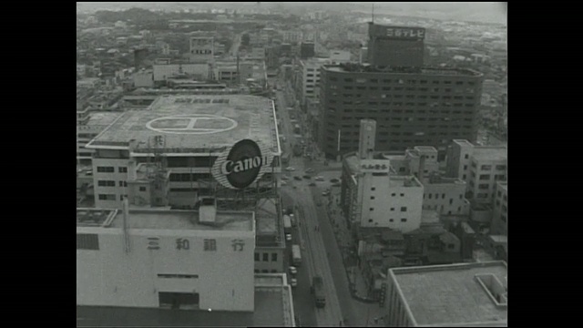 在天井地区，高楼大厦在城市街道上方形成了一个峡谷。视频素材