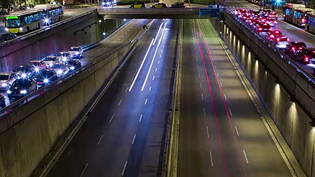 城市交通夜景的cinemaggraph。延时-跟踪效果-长时间曝光视频素材