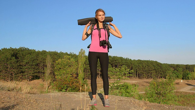 徒步旅行的年轻女子在森林徒步旅行时看向别处视频素材