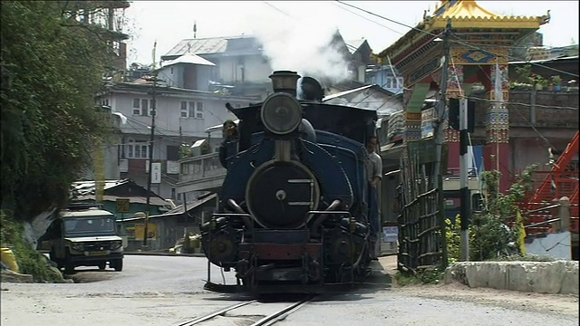 学校列车，铁路轨道，大吉岭喜马拉雅铁路视频素材