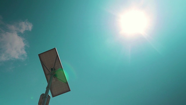 太阳电池路灯对着天空视频素材