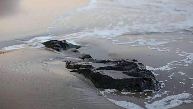 早晨海浪拍打着海岸岩石视频素材