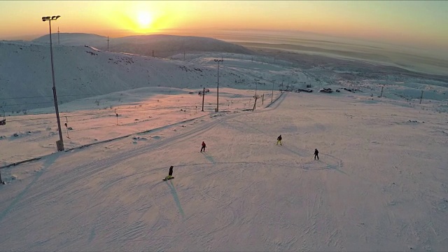 在斜坡上滑雪和单板滑雪视频素材