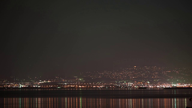 夜幕降临到海滨城市视频素材