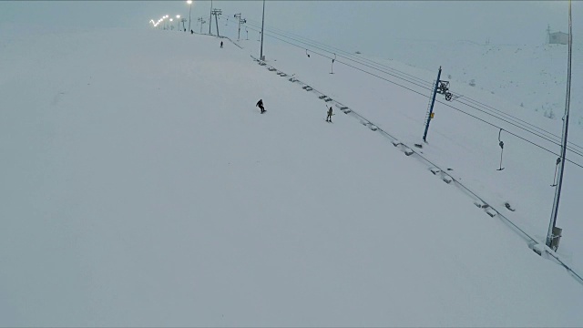 滑雪运动员在斜坡上视频素材