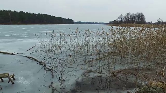 早春的野生冰湖全景，是钓鱼的好地方。视频素材