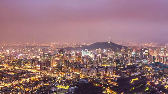 韩国首尔京福宫的夜景和交通状况。视频素材