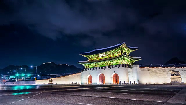 韩国首尔京福宫的夜景和交通状况。视频素材