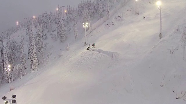 晚上在山上滑雪的人视频素材