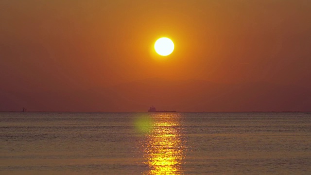 平静的海面上金色的夕阳视频素材