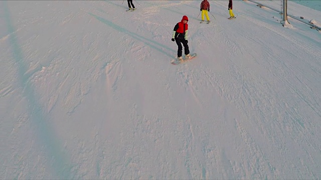 一群年轻的滑雪者在多雪的山坡上视频素材