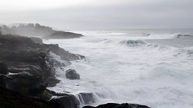 海浪冲击熔岩岩海岸，遮蔽天空，俄勒冈州迪坡湾视频素材