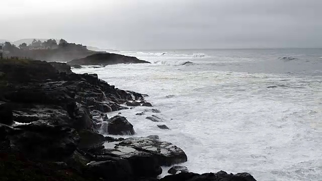 加速海浪击中熔岩岩海岸，阴沉的天空，俄勒冈州迪坡湾视频素材