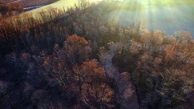 空中俯瞰雾蒙蒙的风景，蜿蜒的河流视频素材