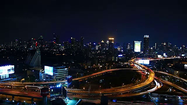 曼谷市内夜间的高速公路交通视频素材