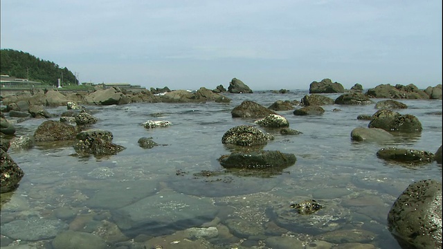 在日本茨城市的平矶海滩上，小波浪滚上岸。视频素材