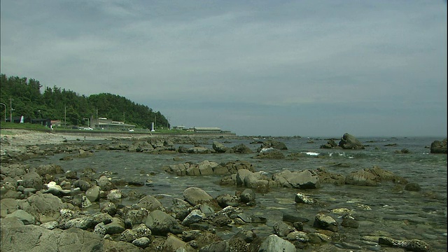 在日本茨城市的平矶海滩上，小波浪滚上岸。视频素材