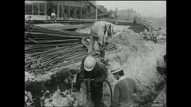 承包商在大阪的水道上建造堤岸。视频素材