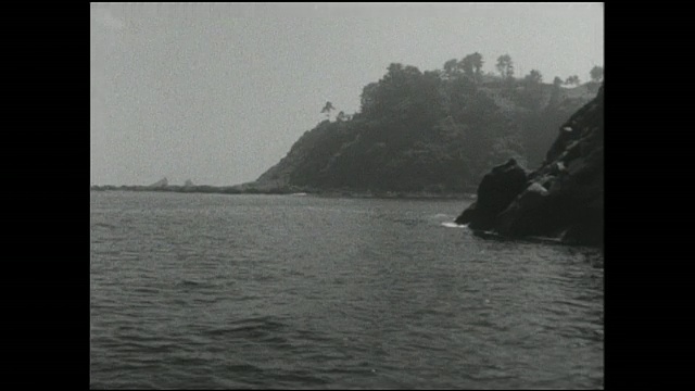 马纳祖鲁海角沿岸的悬崖耸立在太平洋上。视频素材