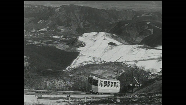 日本神奈川县，一辆箱根山缆车登上了一座雪山。视频素材