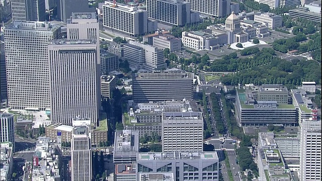 日本国会大厦(National Parliament Building)和霞关大厦(Kasumigaseki house of Parliament)在东京政府区域的天际线上占据了主导地位。视频素材