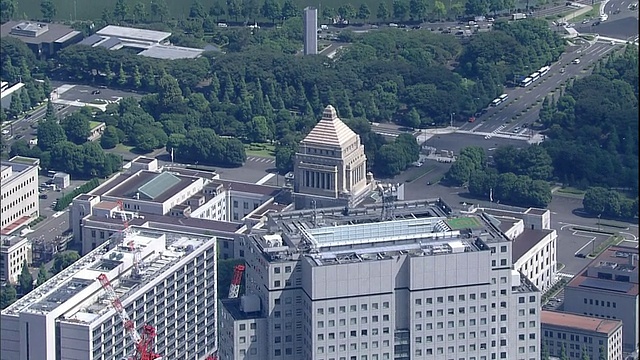 国会大厦坐落在日本东京千代田市的一个非常城市化的地区视频素材