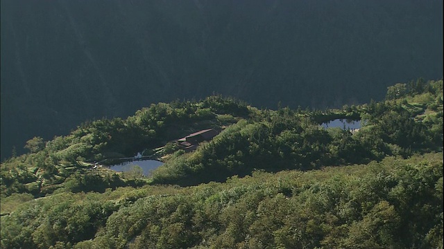 日本岐阜的北阿尔卑斯山脉上的保高山和神伽达美，阳光普照。视频素材