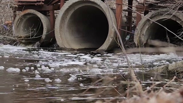 脏水从管子里流出来视频素材