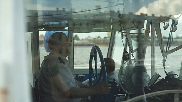 船长驾驶着他的船视频素材