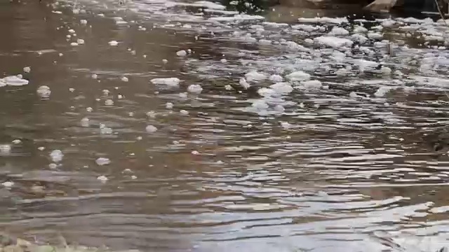 脏水从管子里流出来视频素材