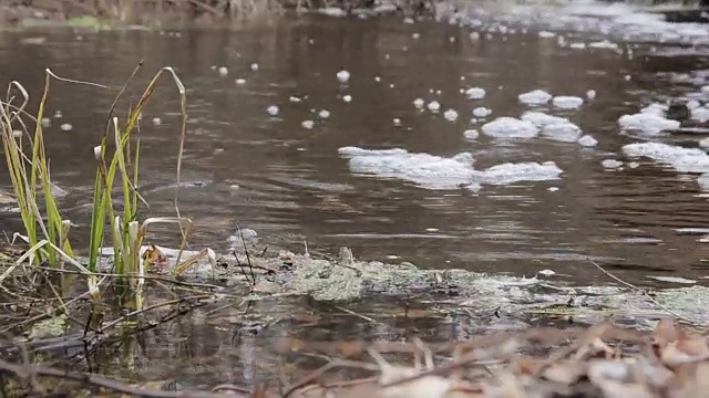 脏水从管子里流出来视频素材