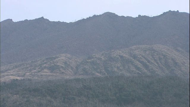 山脉定义了三宅岛的大山火山。视频素材