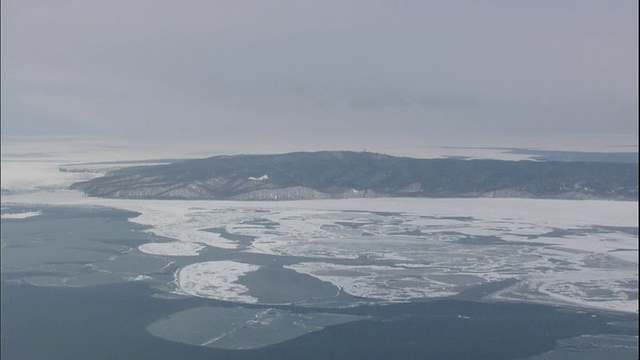 日本北海道，漂流的冰包围着野托罗角。视频素材