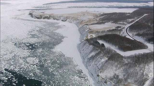 日本北海道，漂流的冰包围着野托罗角。视频素材