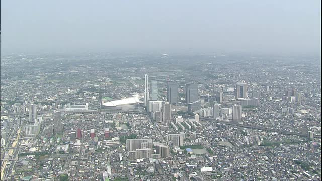 这是日本埼玉县和大宫火车站附近地区的鸟瞰图。视频素材