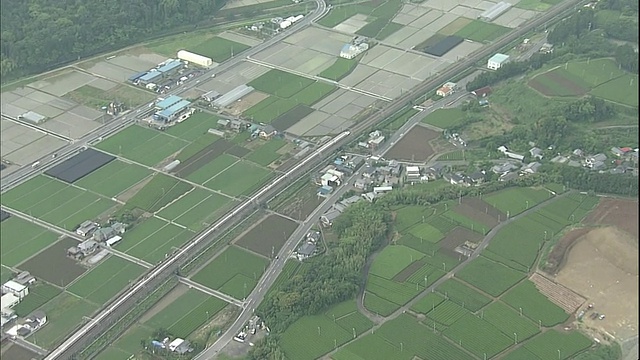 新干线高速驶向日本真野原的富士静冈山机场。视频素材