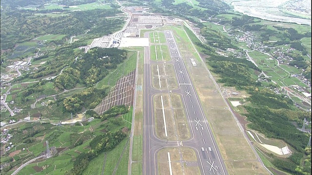 日本真野原的富士静冈山机场上有一条跑道。视频素材