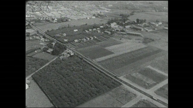 日本北海道，一条国道公路穿过田野。视频素材