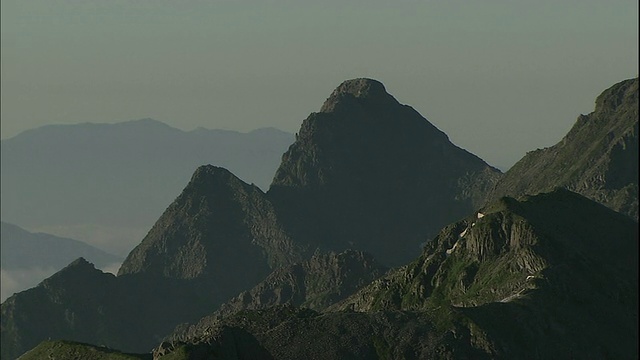 一片云海包围着日本的保高山和北保高山。视频素材