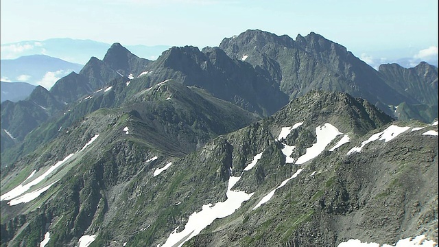 低而密的云笼罩着富士山。视频素材