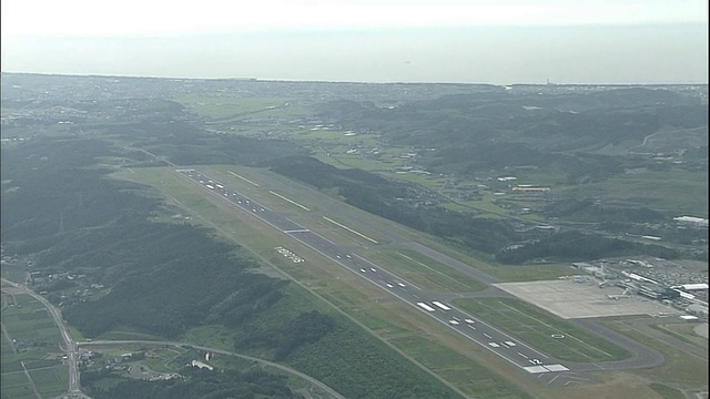 一架客机从日本富士山静冈山机场的12号跑道起飞。视频素材