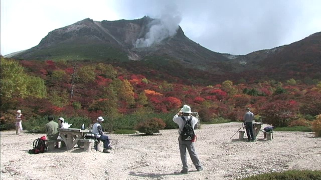 在日本枥木县的Nasu-machi，登山者们在Nasu山上的Ubagadaira休息站拍照。视频素材