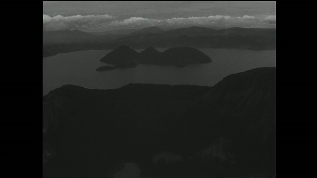 中岛(Nakajima Island)从洞谷湖(Lake Toya)中间伸出来。视频素材