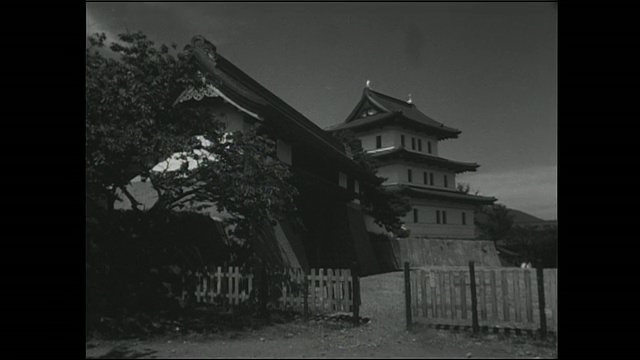 华丽的建筑突出了日本松前市松前城堡的主塔。视频素材