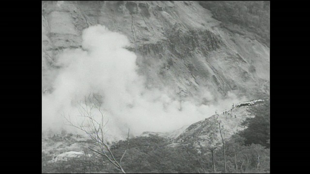 火山蒸汽从登别地狱谷的峡谷中升起。视频素材